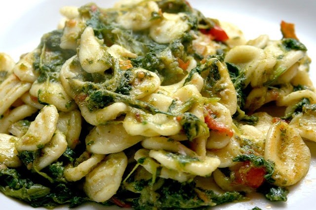 Forrás: https://cucina.fidelityhouse.eu/primi-piatti/orecchiette-con-cime-di-rapa-e-pomodorini-194624.html