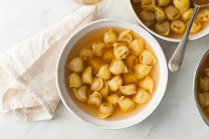 Forrás: https://www.greatitalianchefs.com/recipes/tortellini-in-brodo-recipe